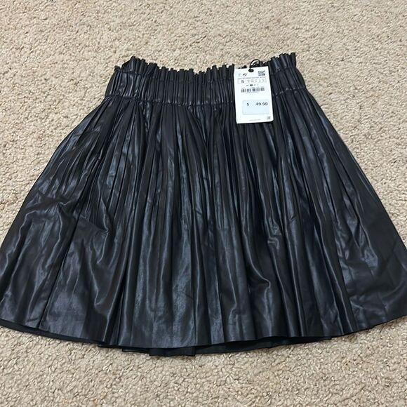 NWT Zara FAUX LEATHER PLEATED MINI SKIRT BLACK - Picture 1 of 7